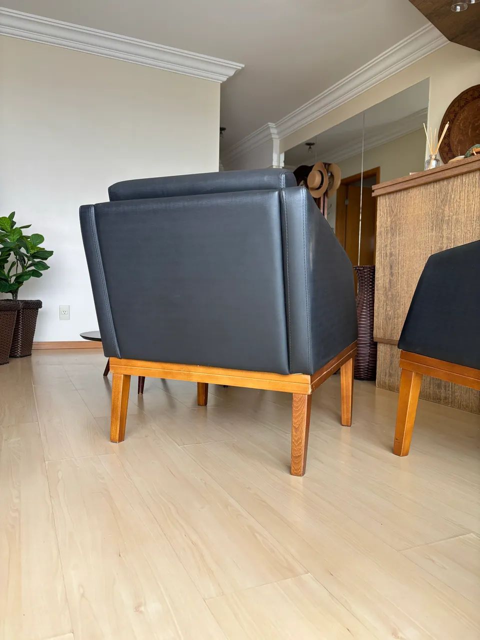 Par de Poltronas Pretas com Pés de Madeira - Foto 2