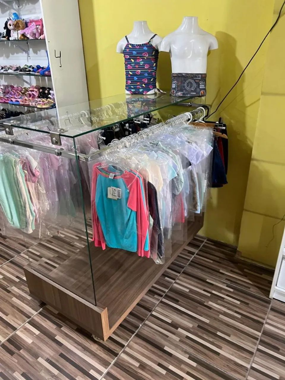 Balcão expositor de roupas dois lados  - Foto 3