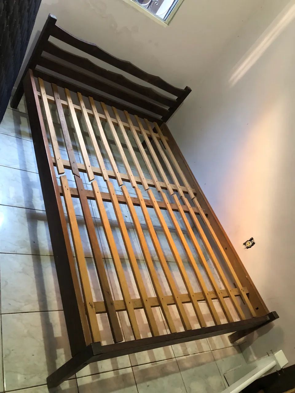 Cama de Casal em Madeira Maciça - Resistente e Conservada  - Foto 2