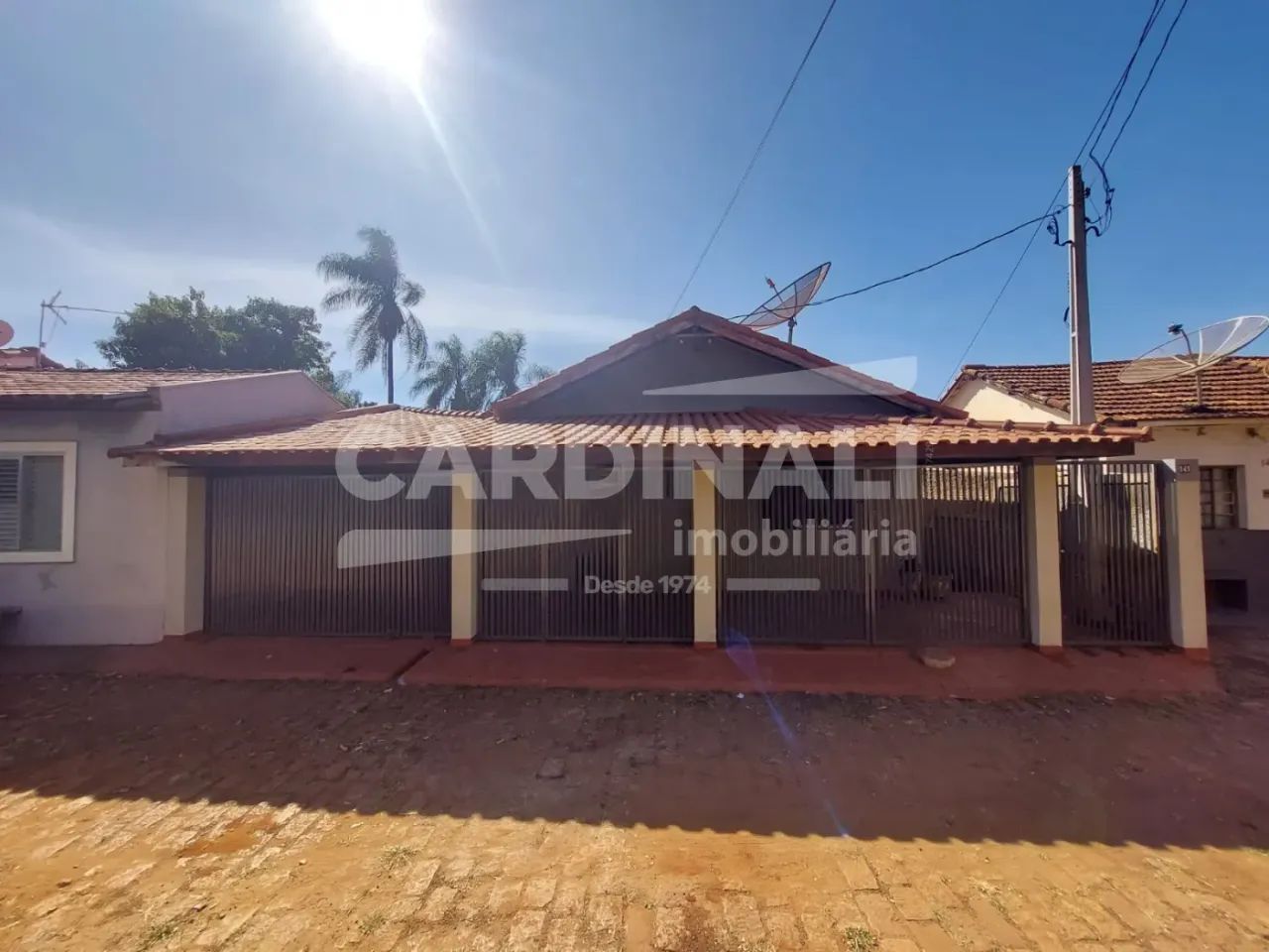 Casa com 03 quartos sendo 1 suíte