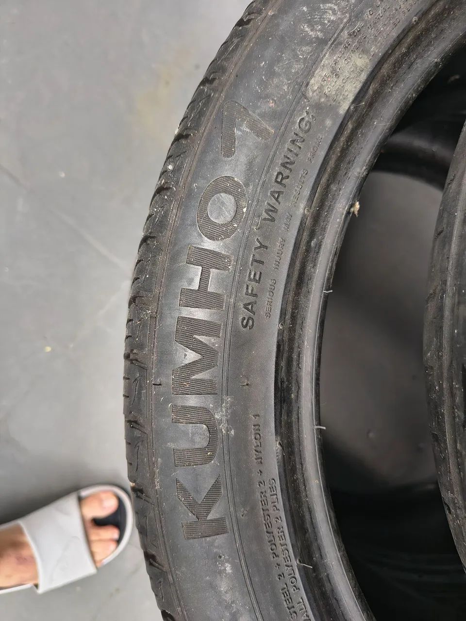 2 pneus 245 45r 19 kumho semi novo com twi em dia para rodar mais de 10 mil km $1.000 os 2