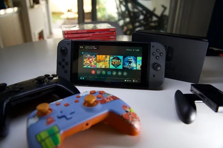 Nintendo Switch V2 impecável + 8 Jogos + Pro Controller + Joy-Con + controle com fio