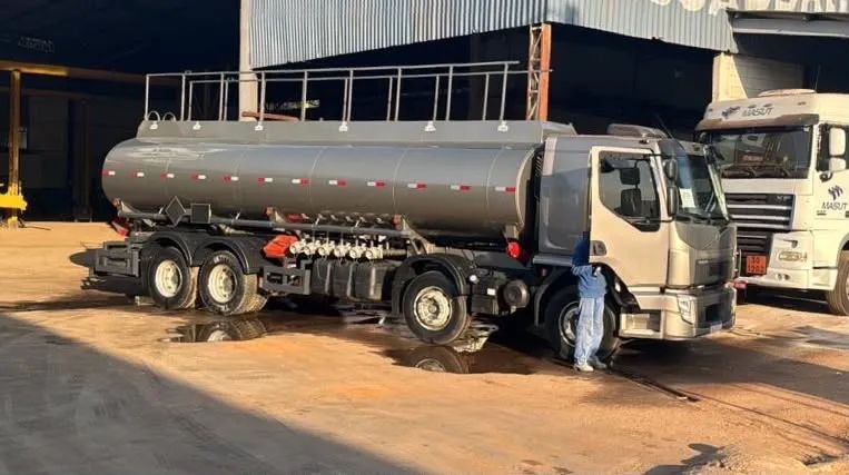 Volvo Bitruck Tanque  - Foto 3