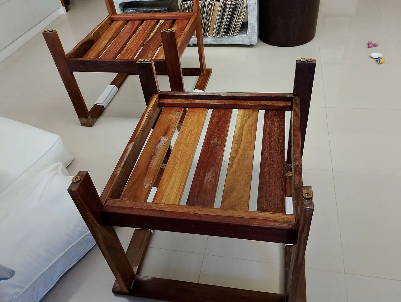 LINDAS POLTRONAS DE MADEIRA COM ALMOFADAS  - Foto 2