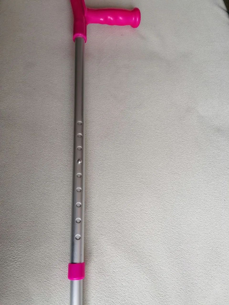 Muleta canadense fixa rosa com estrutura em alumínio resistente e braçadeira ergonômica. - Foto 3