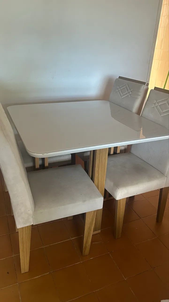 Vendo uma mesa de 4 cadeiras 