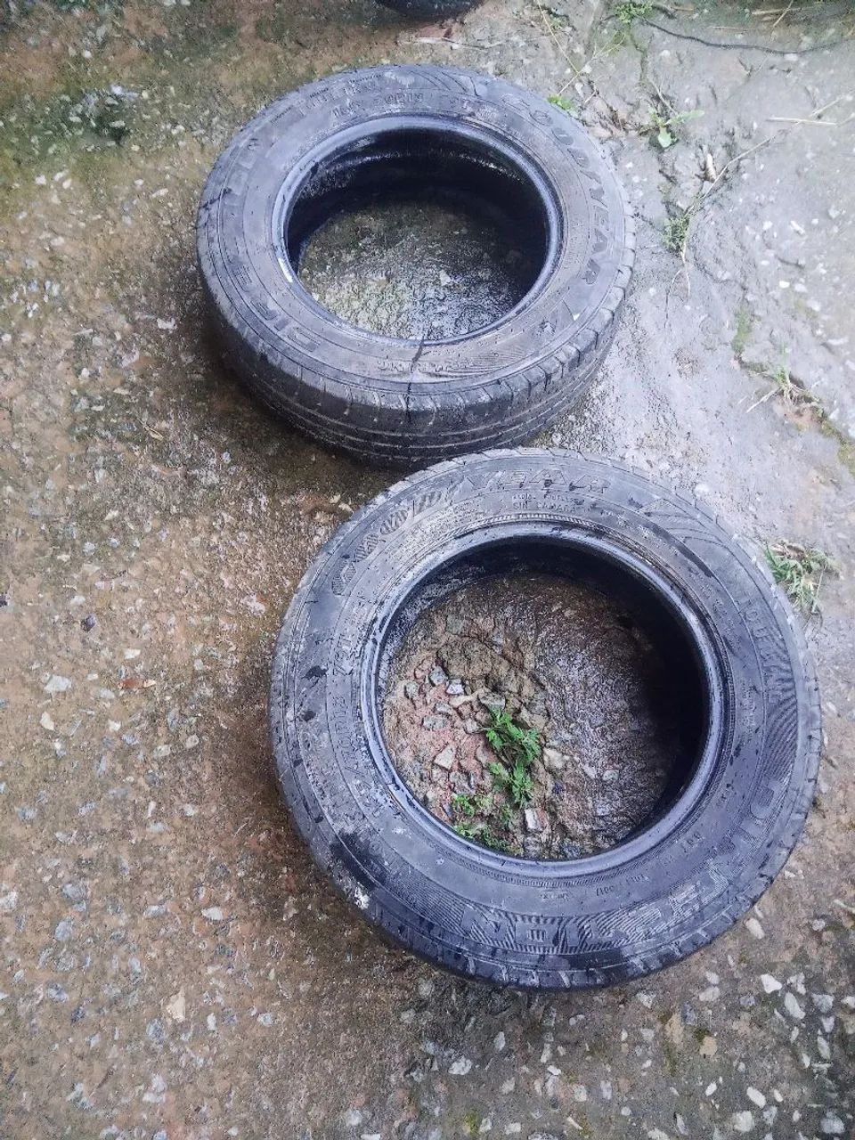 2 pneus aro 13 Goodyear em bom estado 