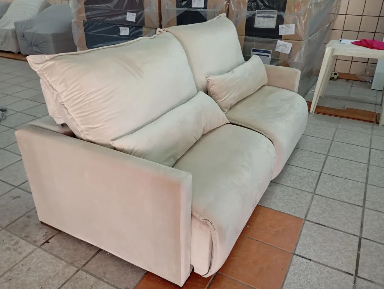 Sof á Cama Suede Bege 2.00 Metros de Espuma (Ótimo Estado) - Foto 2