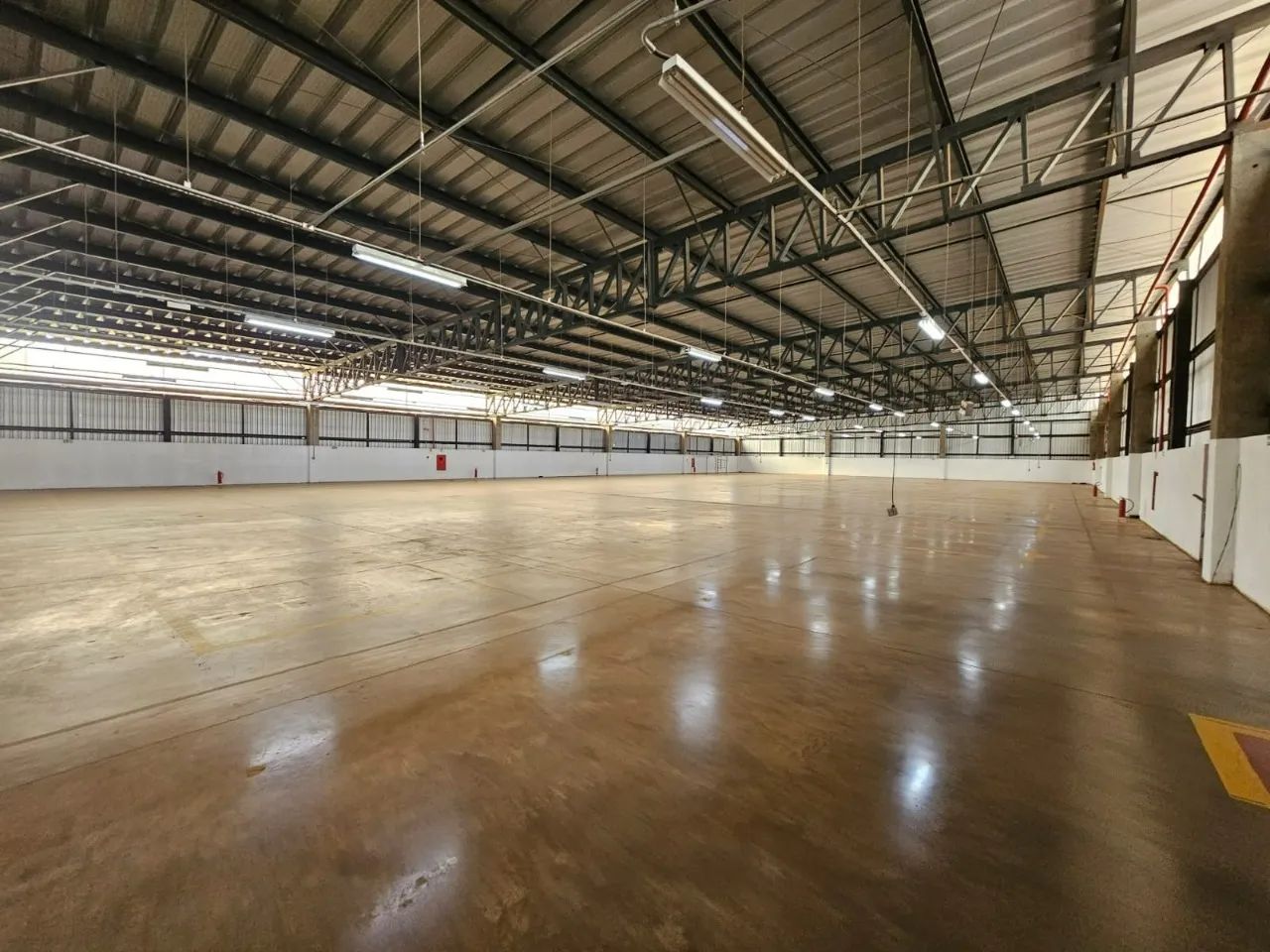 Galpão Logístico com 2800m² vão livre, pé dir 5 mts, com habíte-se, área coberta externa,  - Foto 4