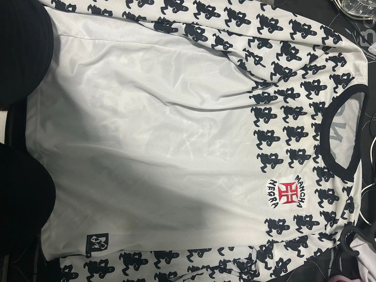camisa manga longa mancha negra padrão