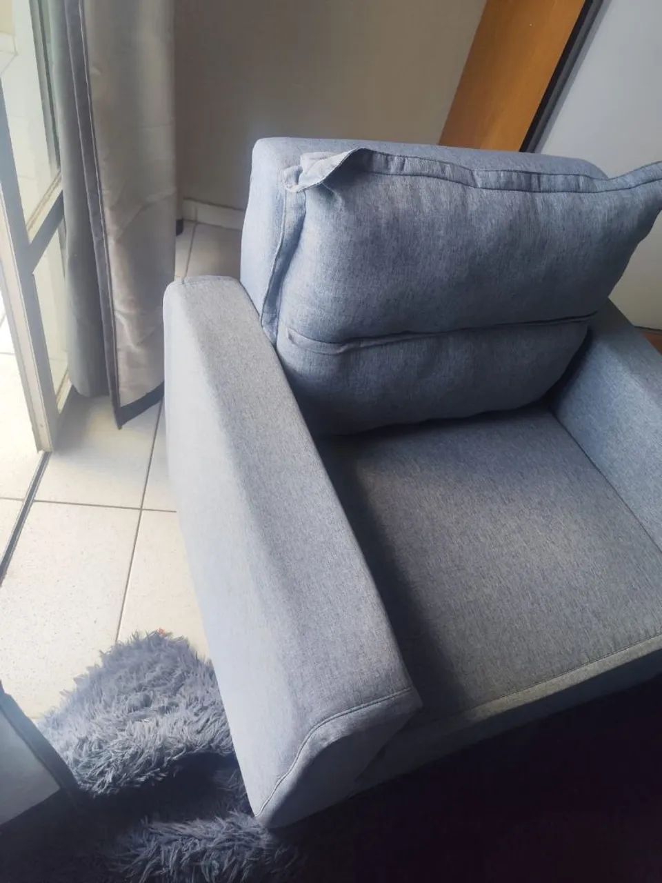 Poltrona decorativa cinza em suede