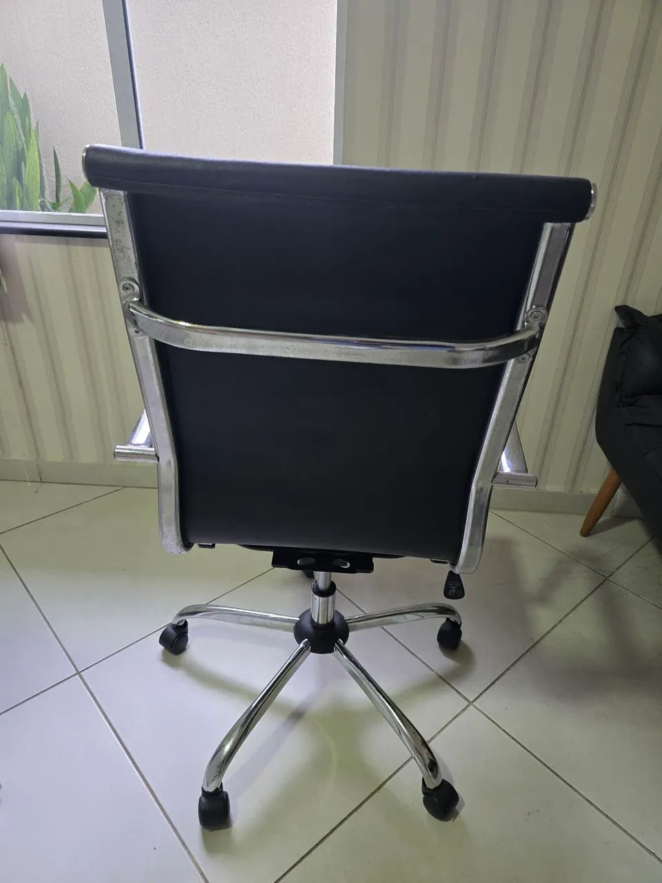 Cadeira Escritorio Executiva em Couro - Foto 3
