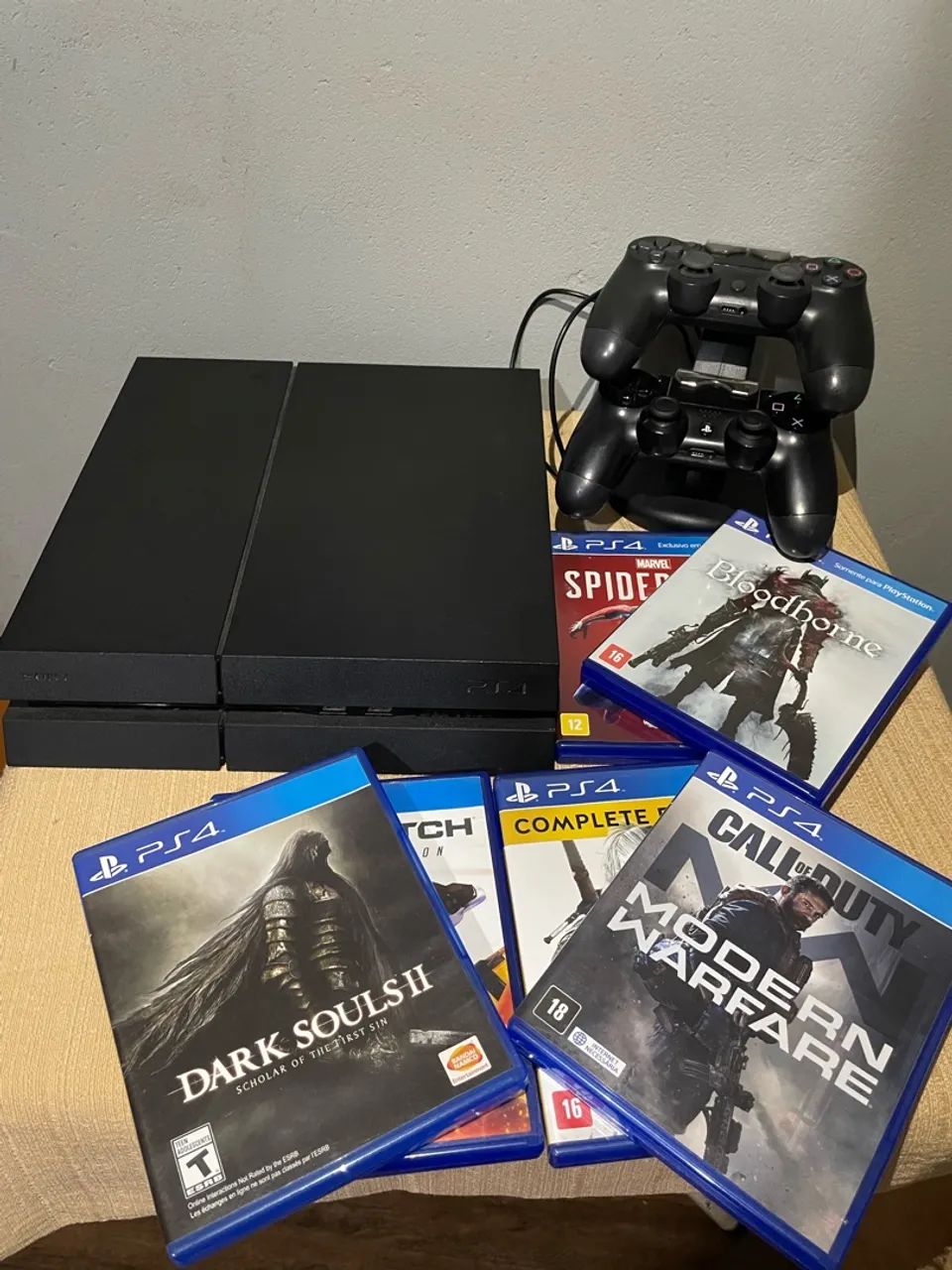 Vendo PS4 em ótimo estado e funcionando perfeitamente.