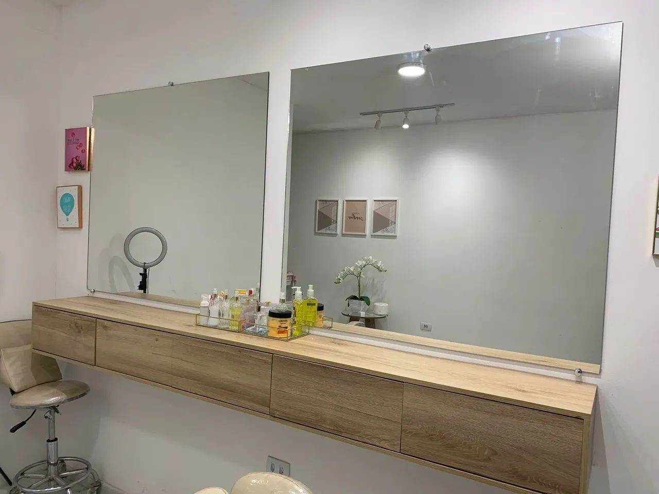 Bancada com espelhos para salão ou barbearia 