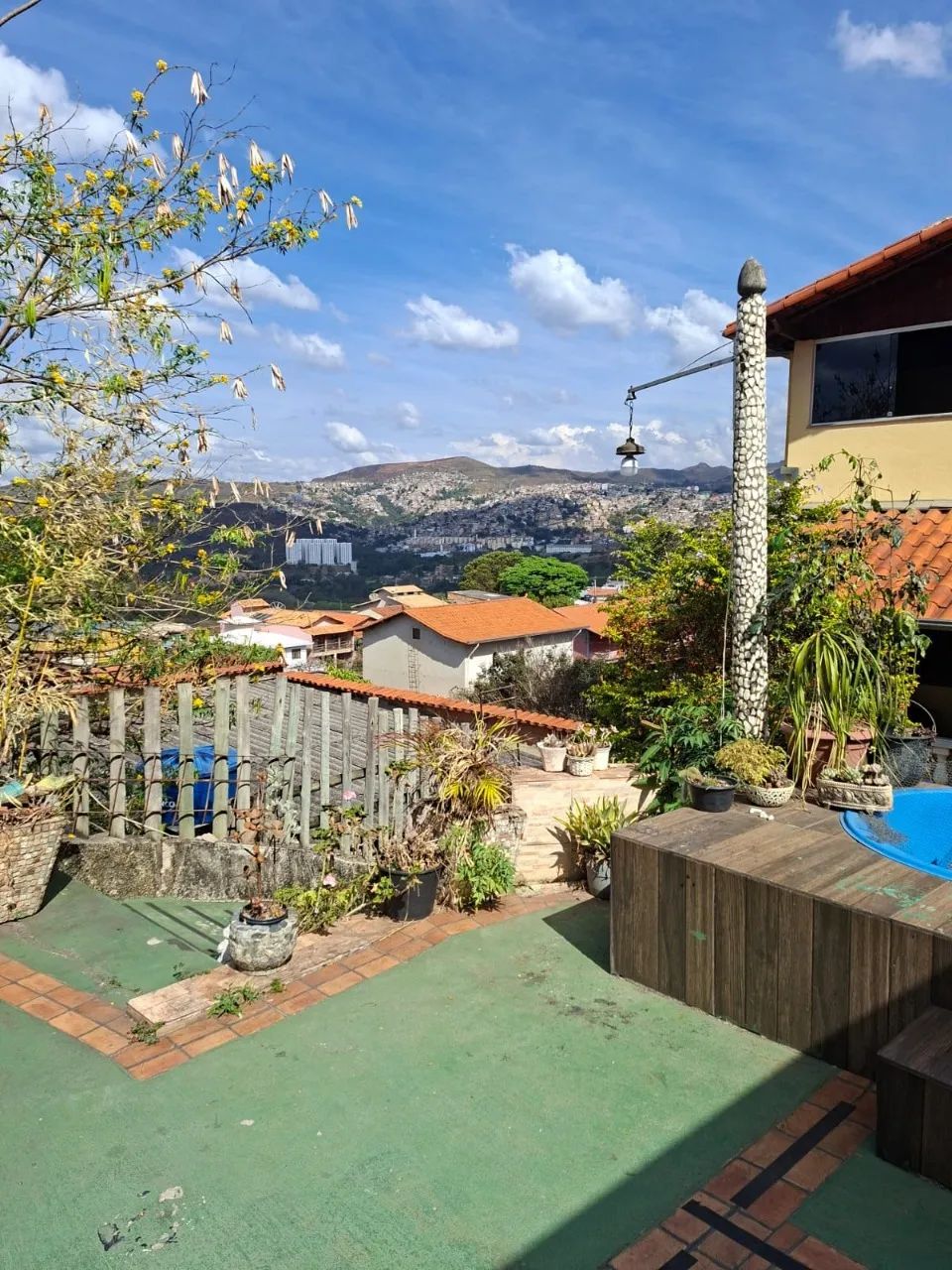 Casa charmosa estilo Colonial com bela vista, 04 Quartos e área de lazer - Foto 2