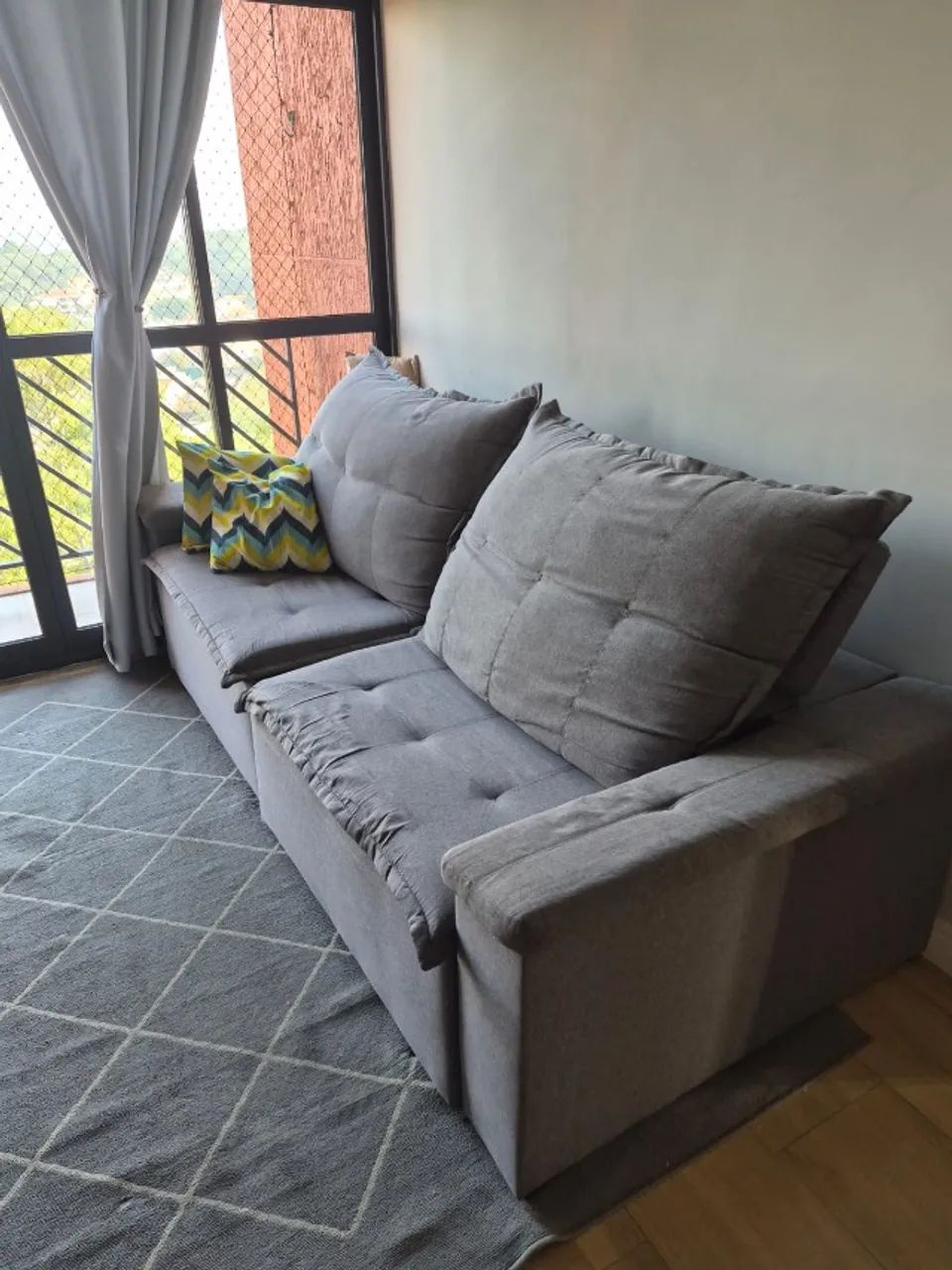 Sofá Retrátil  Cinza de linho - 2,40m - Conforto e Ótimo Estado! - Foto 2