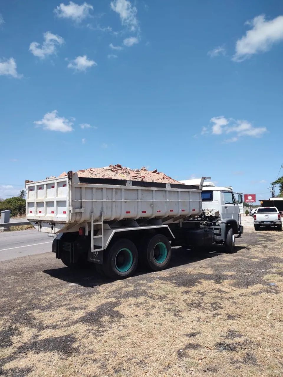 Caminhões e caçambas disponíveis para locação e serviços diversos - Foto 2