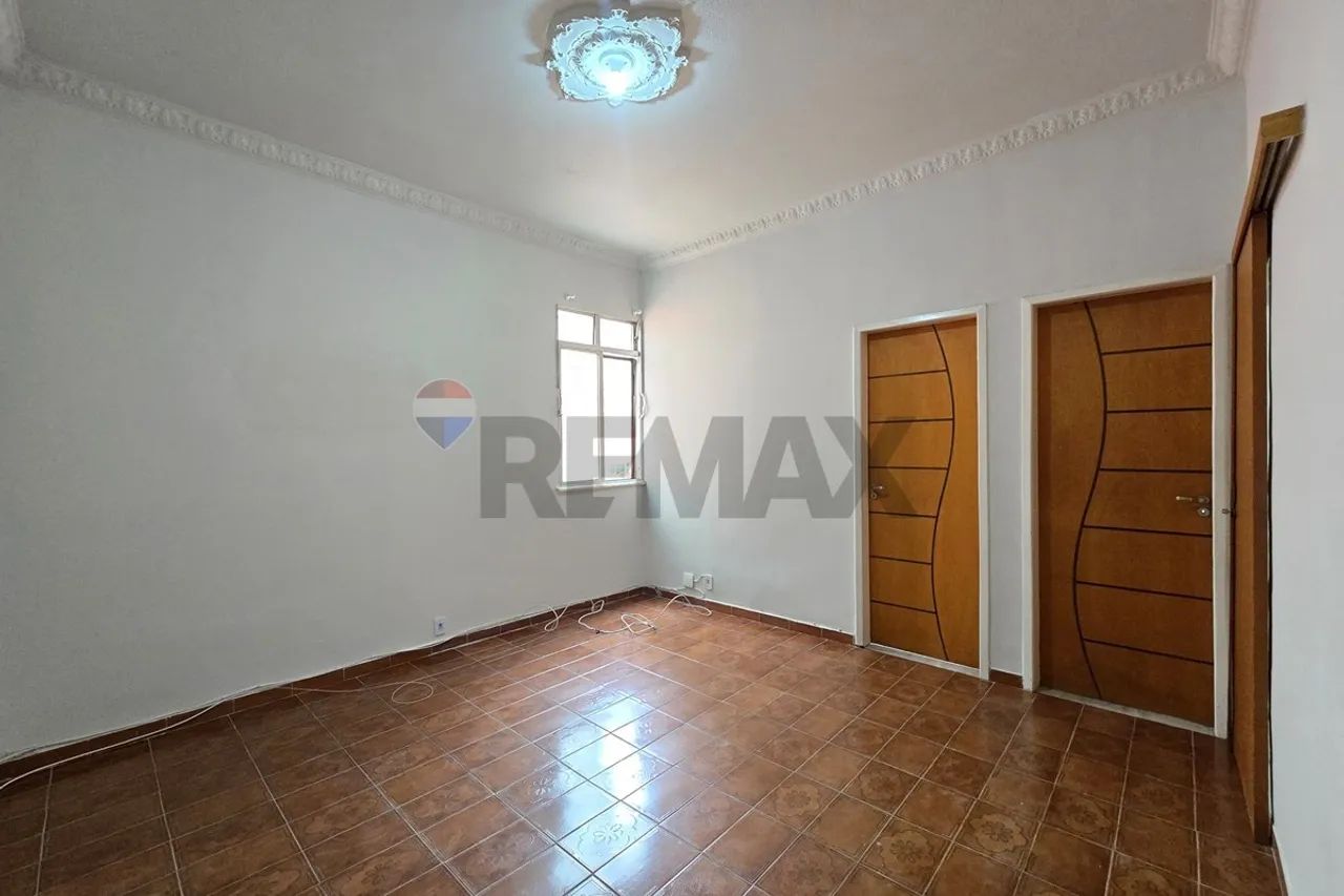 Apartamento Térreo de 2 Quartos, Recém-Reformado e com Vaga
