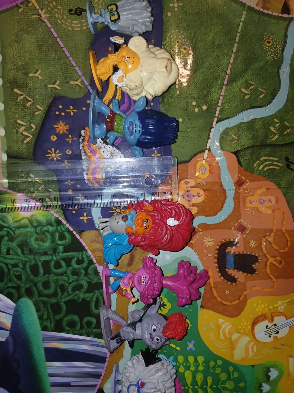 Livro trolls com miniatura