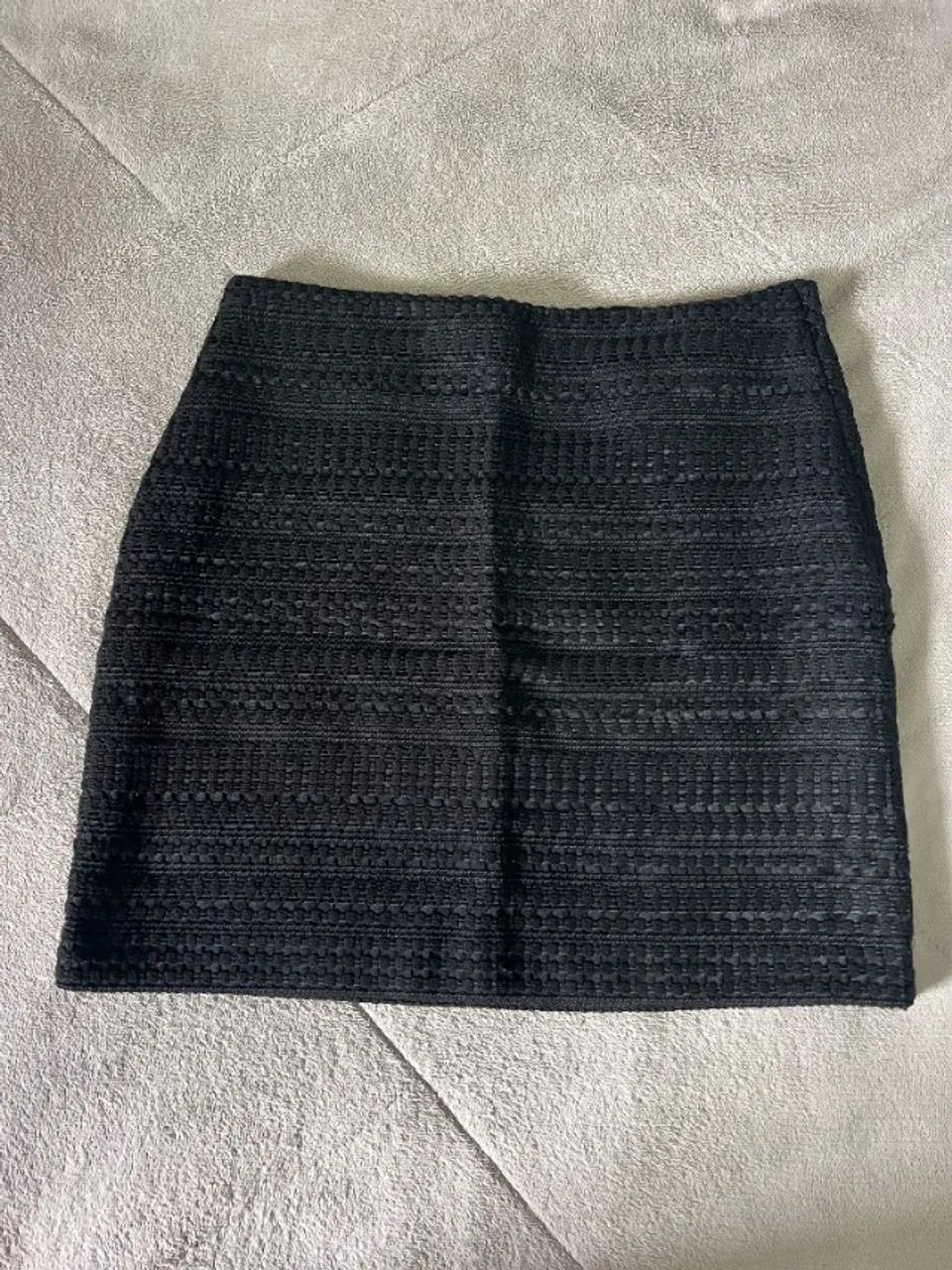 mini saia preta H&M texturizada - nova