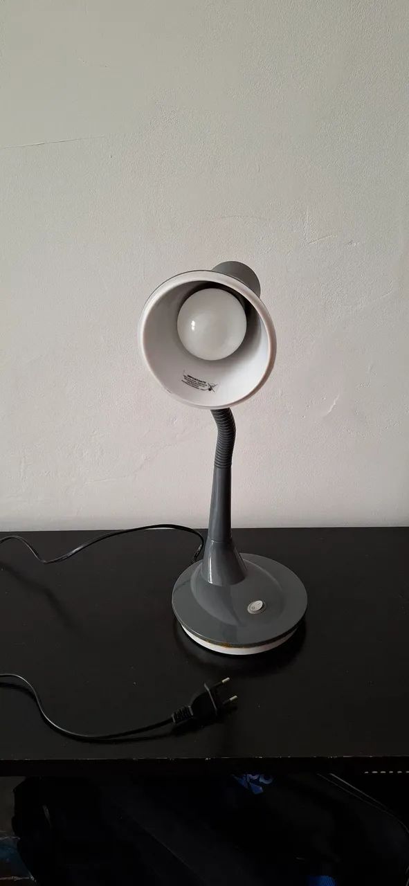 Luminária de Mesa com Braço Flexível - Funcional e Perfeita - Foto 2