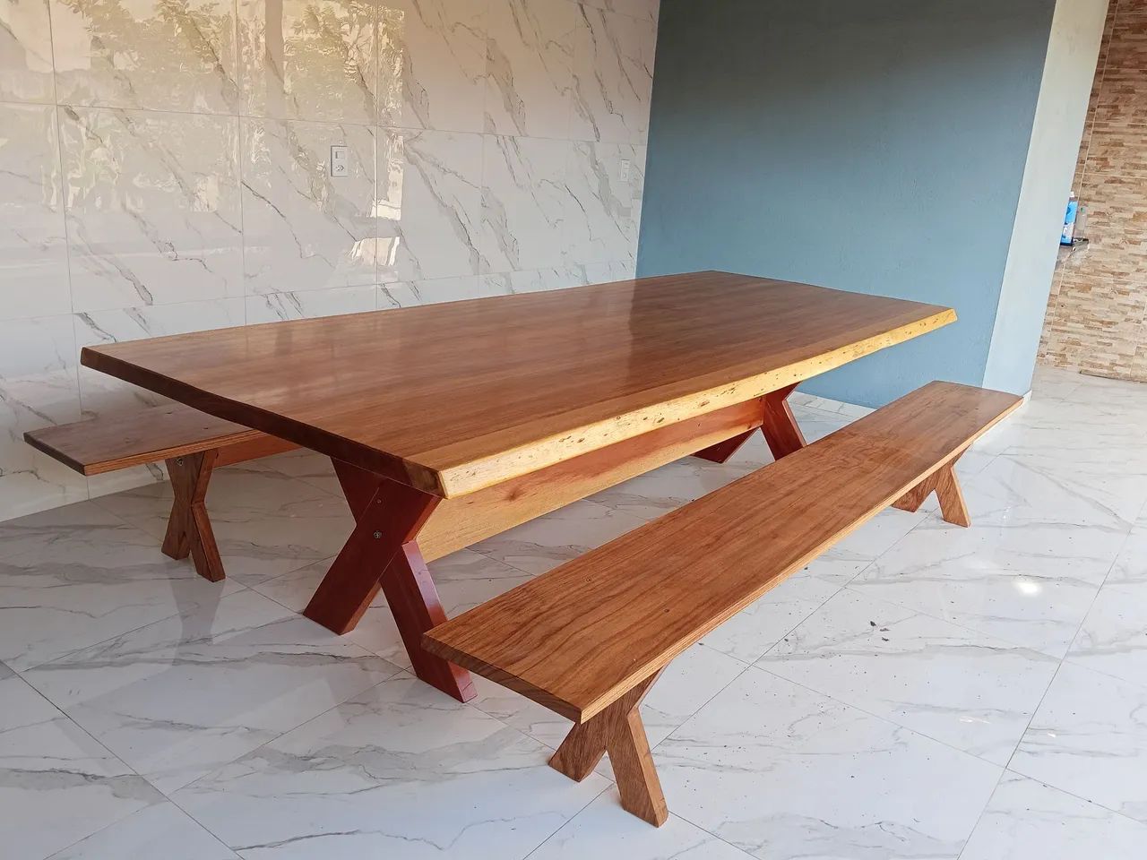 Mesa de madeira maciça com bancos - Foto 3