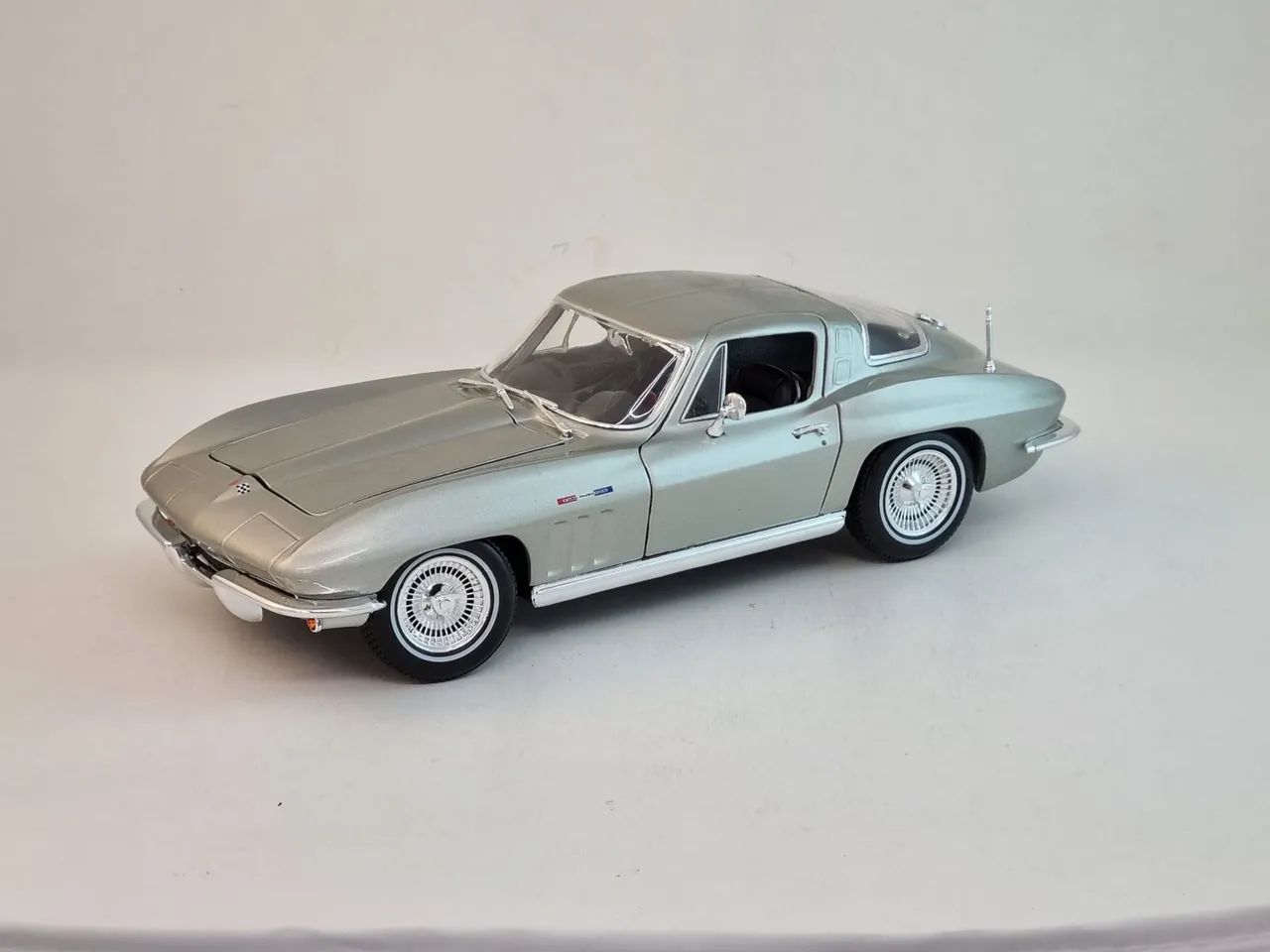 ミニカー Chevrolet Corvette Stingray Coupe 1/18 Miniatura Corvette Stingray Coupe 2020 Chevrolet 1/18 : Amazon.com