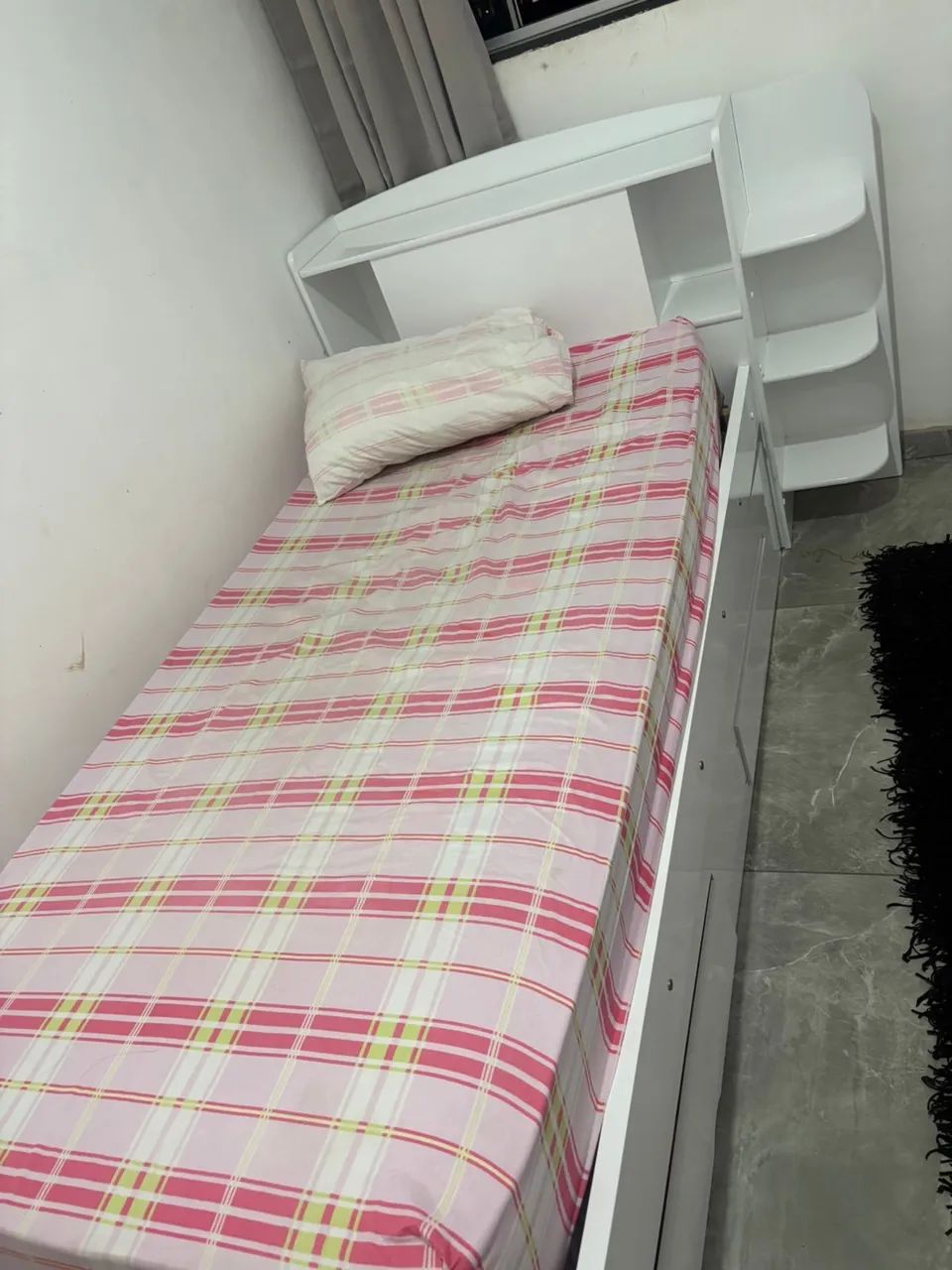 Cama de Solteiro Branca com Escrivaninha, Prateleiras e Gavetas.