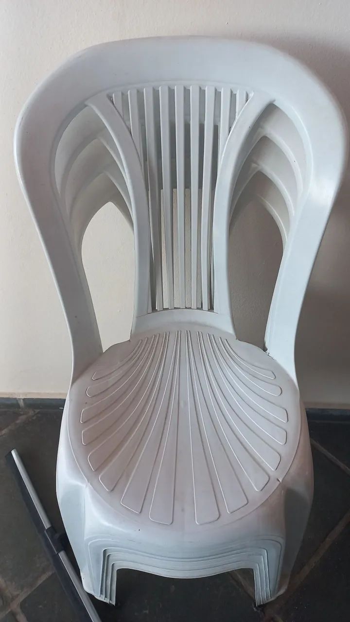 Mesa + 4 cadeiras plásticas 