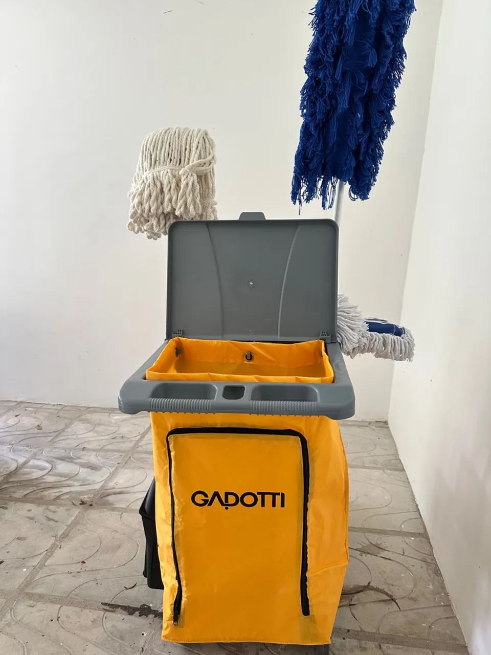 Carrinho completo de limpeza profissional 