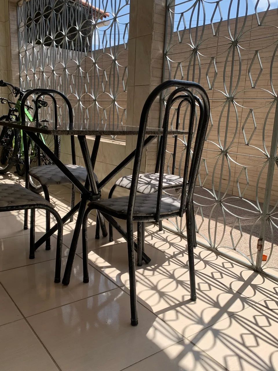 Mesa e cadeiras