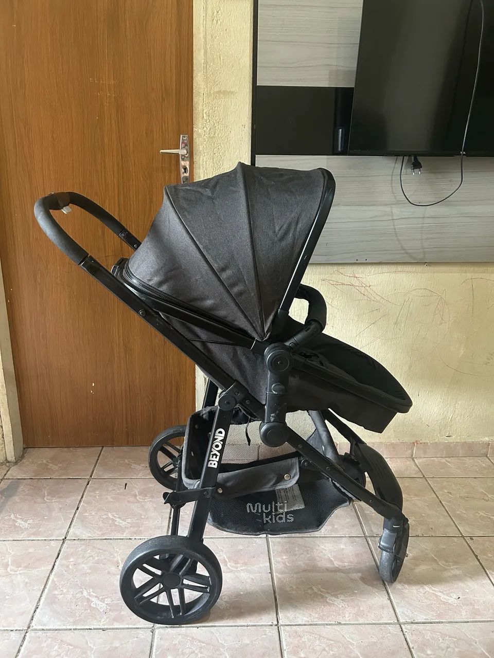 Carrinho de bebê Multikids Beyond com berço moíses Preto  - Foto 5