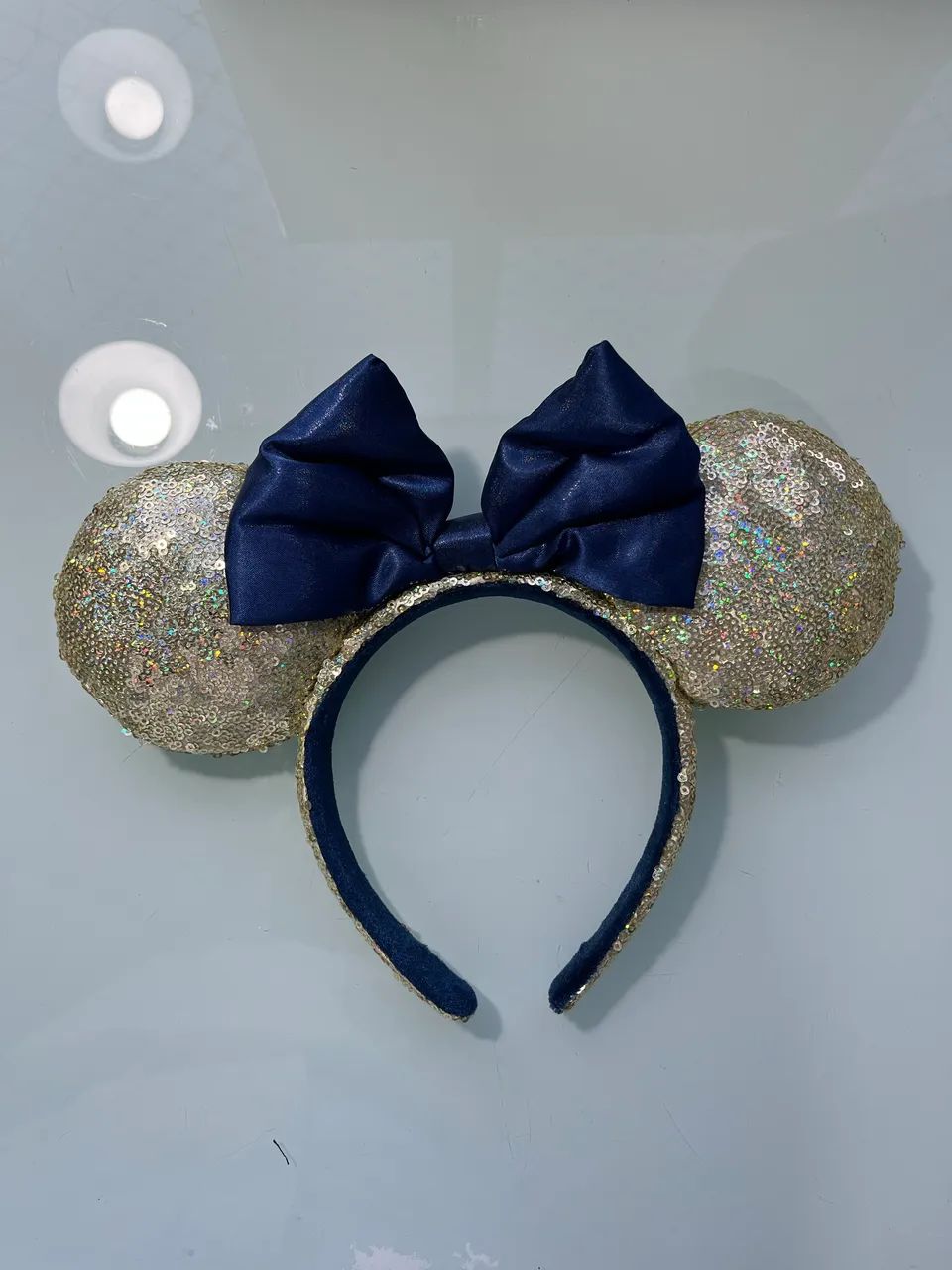 Tiara orelhas Minnie paetê dourado e laço azul marinho - perfeito estado