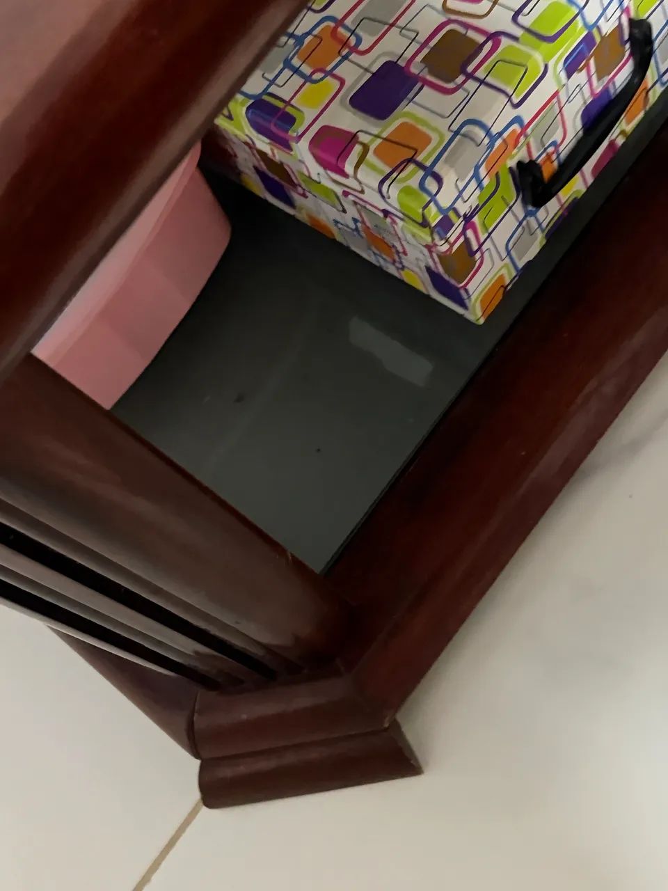 Mesa de madeira e vidro