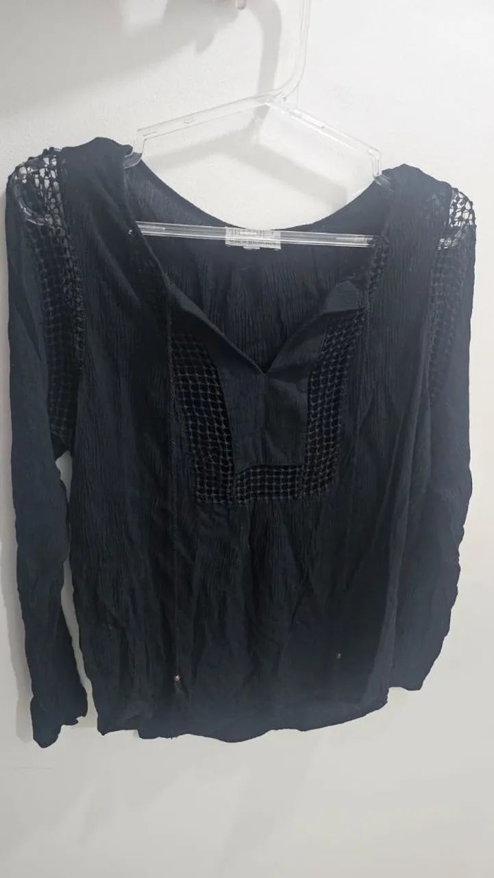 Blusa preta com detalhes renda