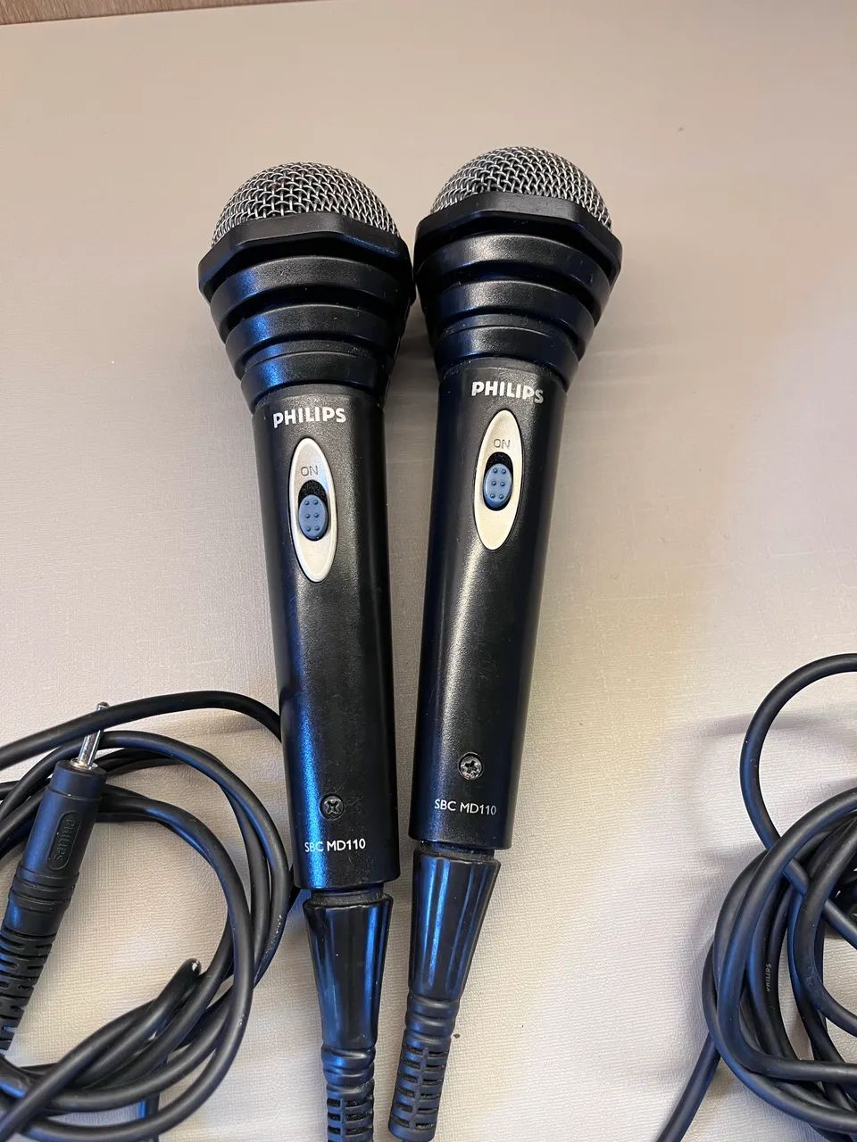 kit com 2 microfones philips sbcmd110 com fio p10 em perfeito estado - Foto 2