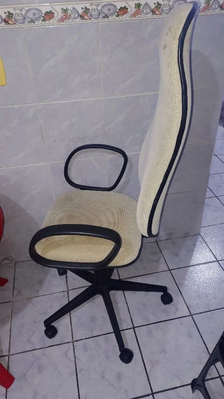 Cadeira executiva giratória com rodinhas e suspensão - Foto 3