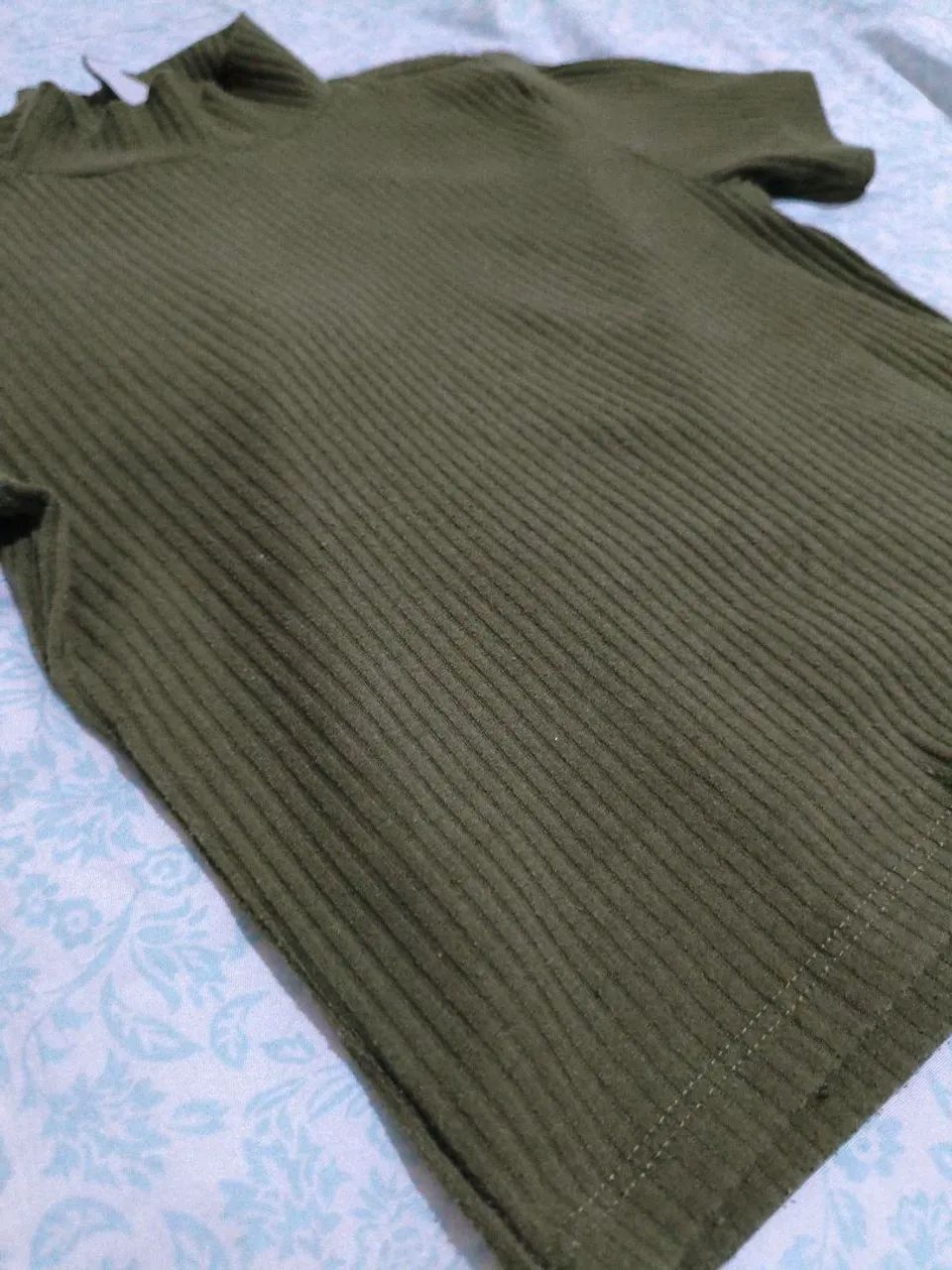 Blusa P canelada verde militar  - Foto 2
