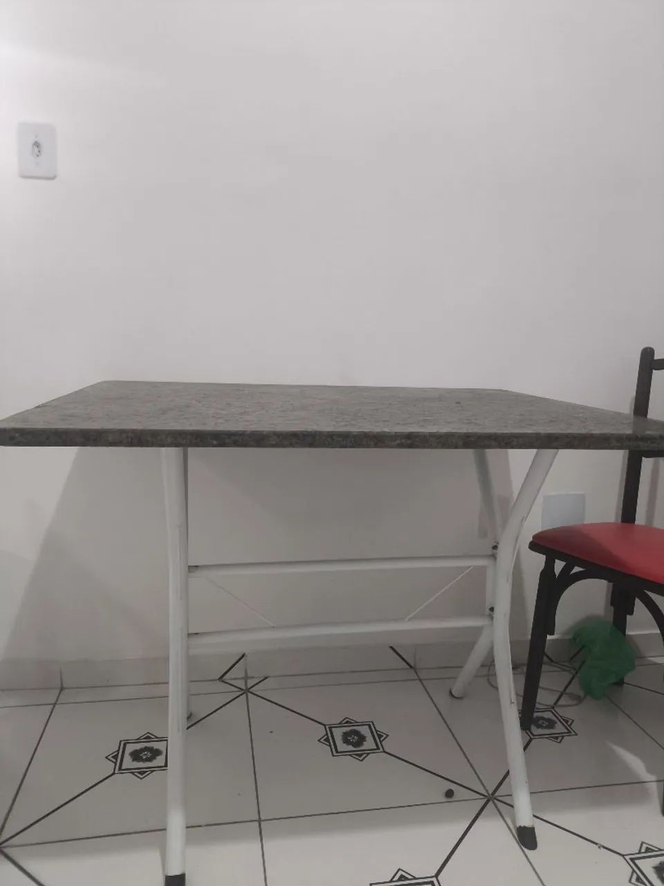 Mesa de granito com 3 cadeiras