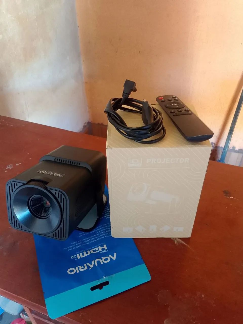 Mini projetor HY320 Full HD ,projeta até 150pol ,novo na caixa, somente testado