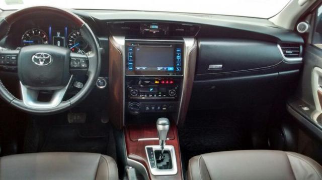 TOYOTA SW4 SRX 4X4 2.8 TB 5LUG AT Prata 2016/2016 - Foto 6
