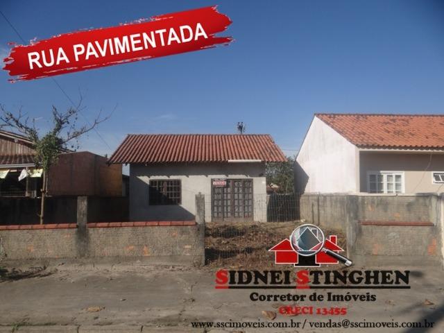 Casa na praia, local com rua pavimentada, imóvel próximo a água