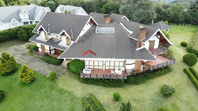 Casa em   Av. Carlos Alberto - Alto do Capivari - Campos do Jordão/SP
