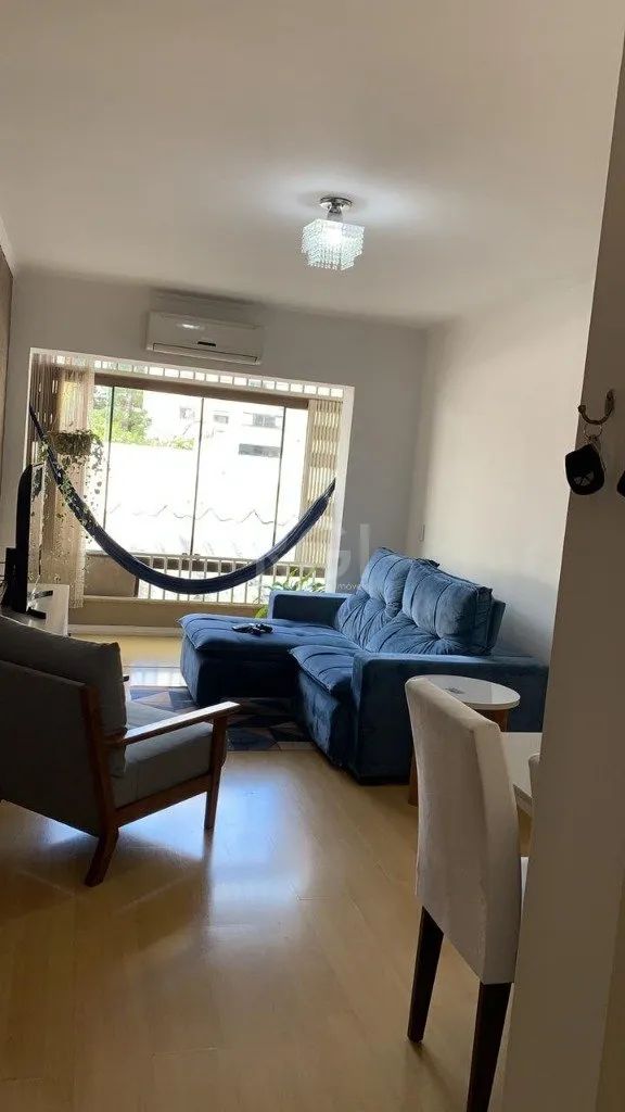 Apto. com 2 dormitórios, amplo living para 2 ambientes com sacada integrada, banheiro soci - Foto 3