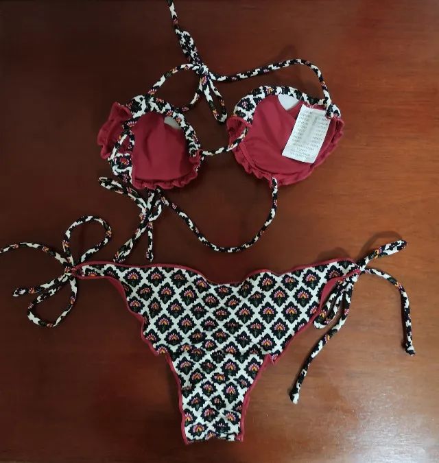 Conjunto de biquíni preto e vermelho com bojo  - Foto 2
