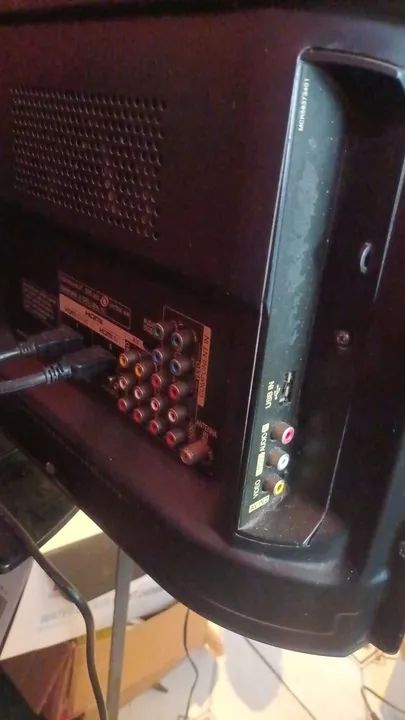 Tv LG 42 polegadas não é Smart e não tem conversor digital embutido mas vai com um