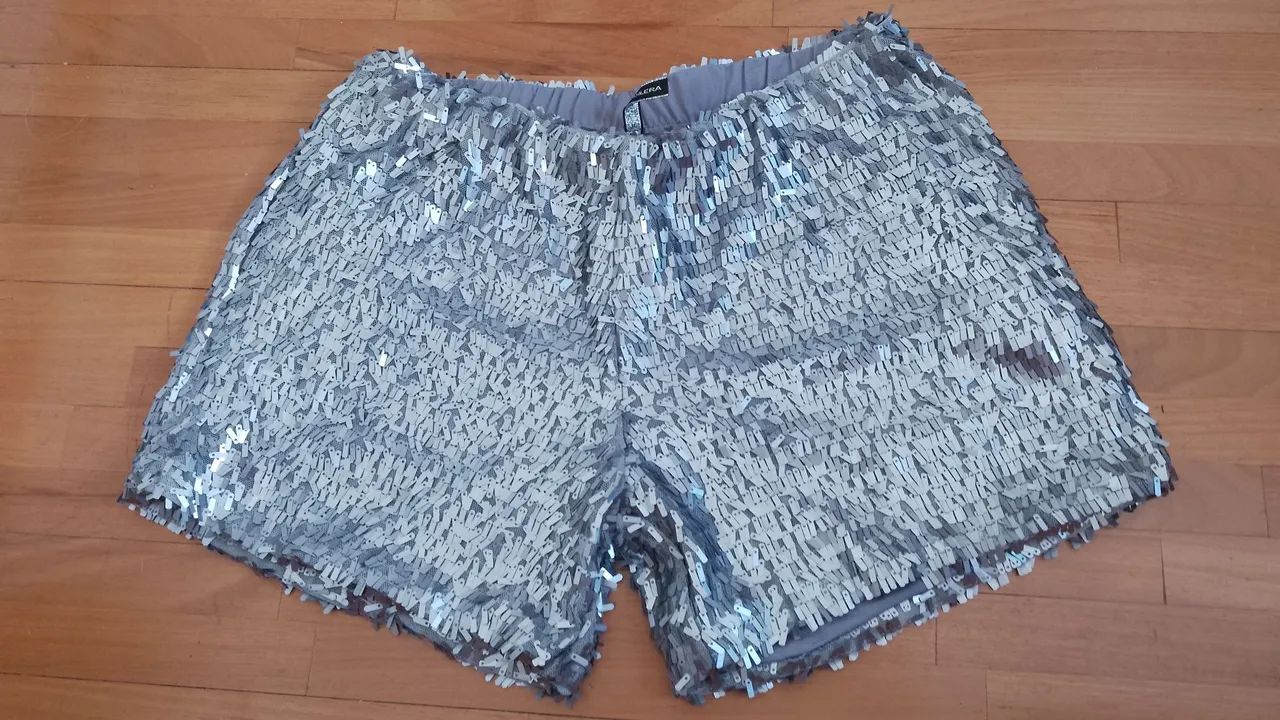 Shorts em paetê prata Tam 38!!!