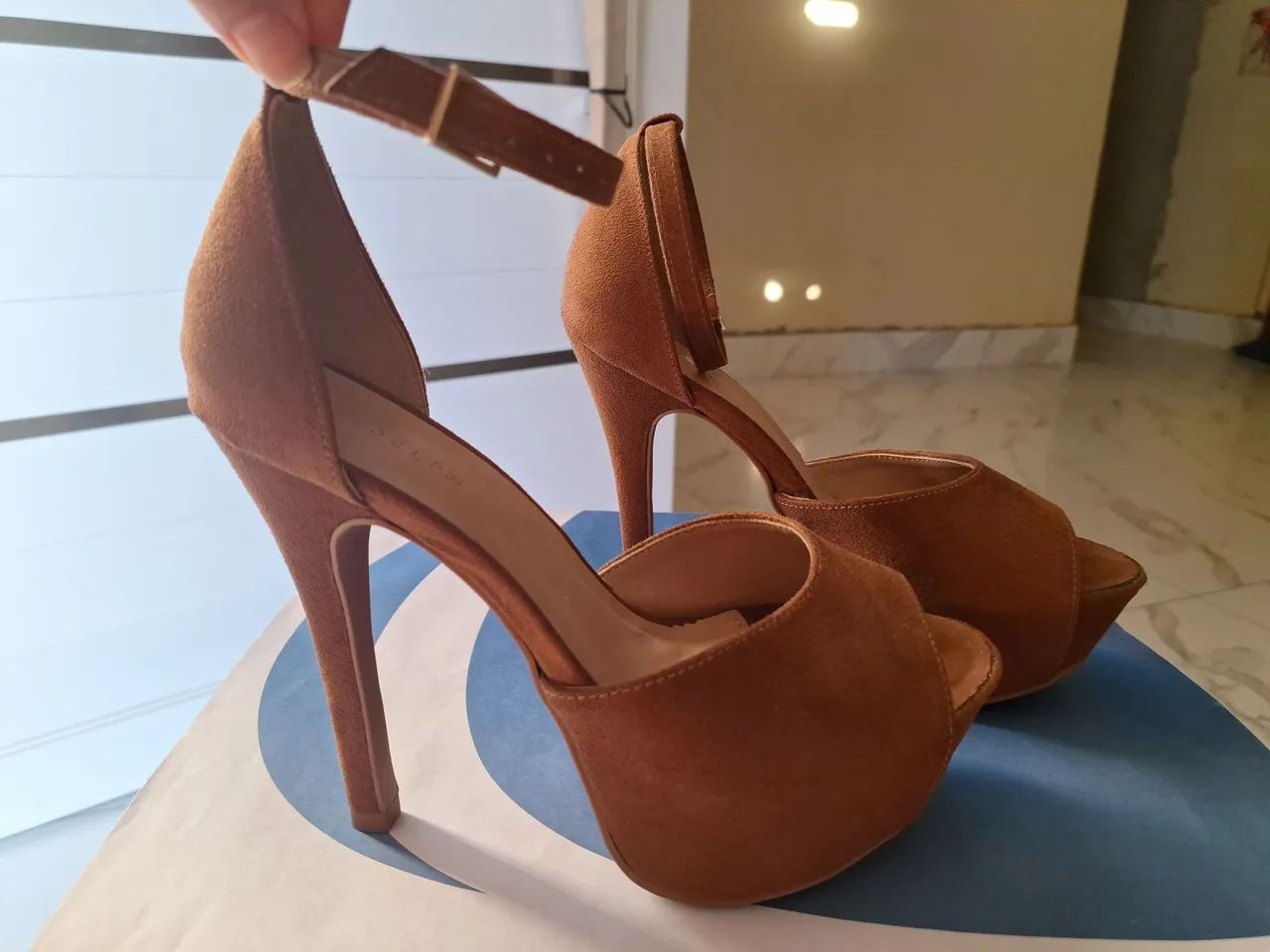 Sandália de salto alto marrom N.35-Semi nova