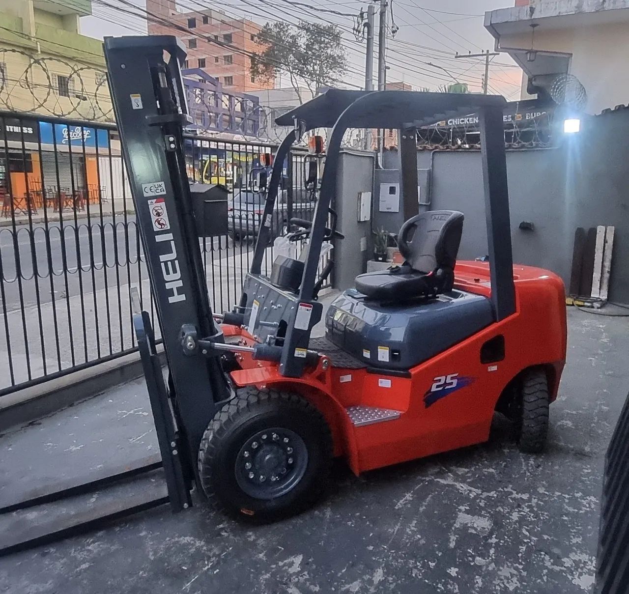 HELI 2.5 TON TORRE PADRÃO MOVIDA A DIESEL