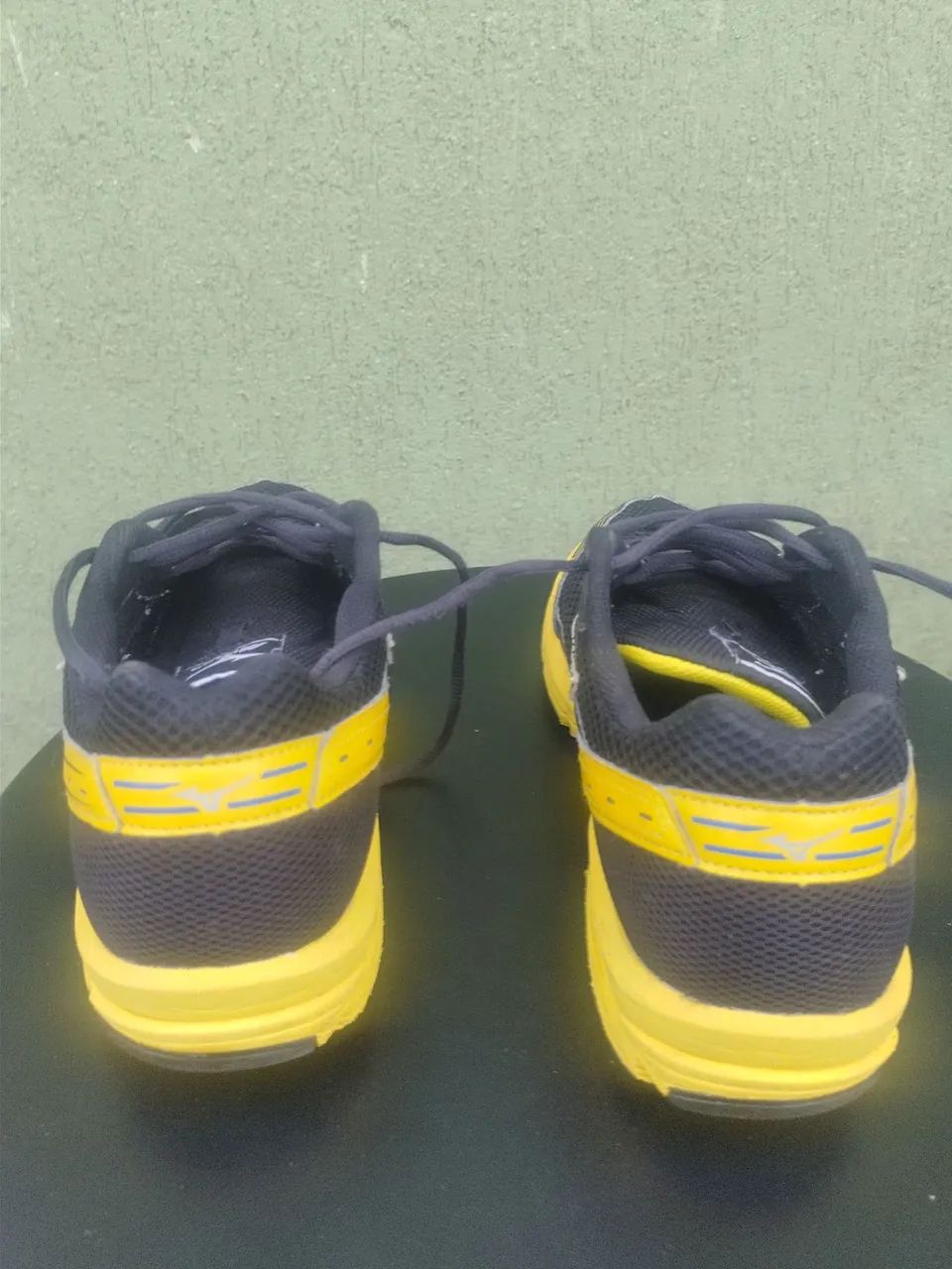 Tênis Mizuno Preto e Amarelo - Foto 3